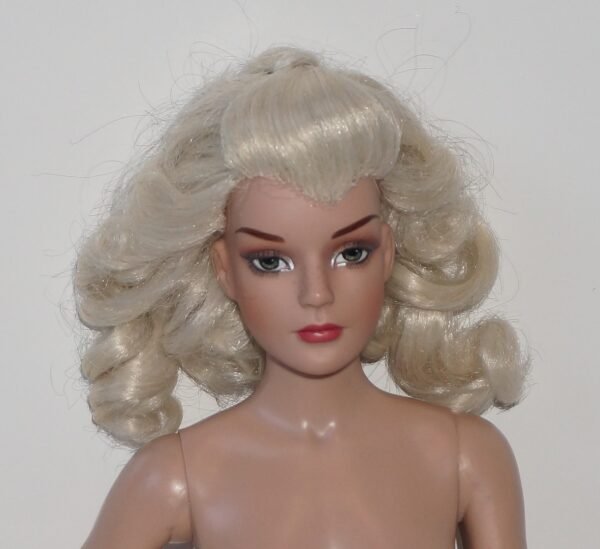 Blonde wig by Superdoll size 5-6 - Image 3