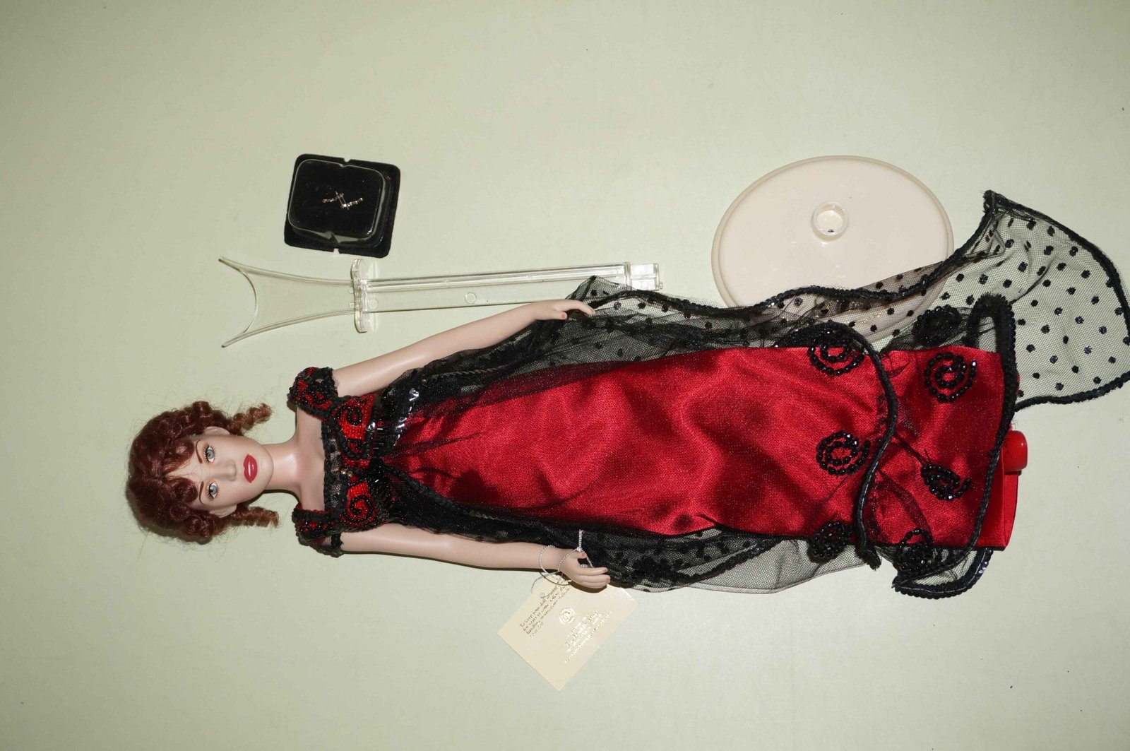 Titanic Rose 16 inch Vinyl Portrait doll by Franklin Mint - Image 3